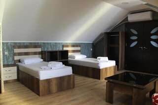 Отель Hotel Lion Уреки Четырехместный номер с ванной-3