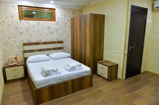 Отель Hotel Lion Уреки Двухместный номер с 1 кроватью и собственной ванной комнатой-1