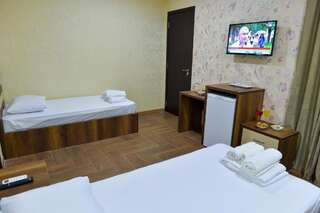 Отель Hotel Lion Уреки Трехместный номер с общей ванной комнатой-3