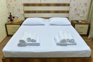 Отель Hotel Lion Уреки Двухместный номер с 1 кроватью и собственной ванной комнатой-1